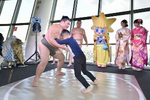 木瀬部屋の力士と力比べや写真撮影ができる