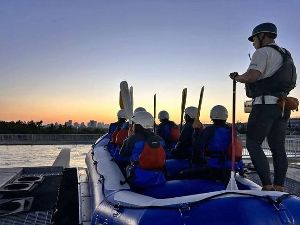 東京の夜景とともに激流ラフティング！