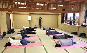全身の骨格を意識しながら身体を動かそう