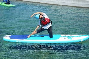 水に浮かべたSUPの上でヨガを体験しよう