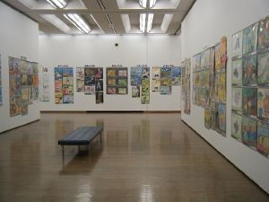 観覧者を迎える準備ができた展示室