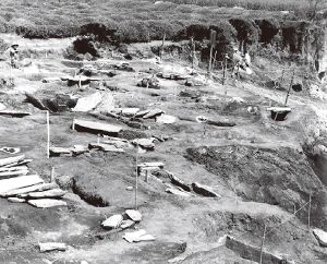 昭和37年の亀甲遺跡発掘調査現場。数多くの石棺などが発掘された。