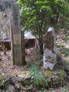 矢部往還の脇に立つ里程石柱