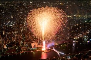 東京スカイツリー(R)の隅田川花火大会画像