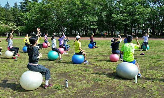 バランスボールを使ったヨーガ